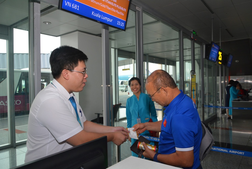 
HLV Park Hang Seo làm thủ tục để đi ra sân bay
