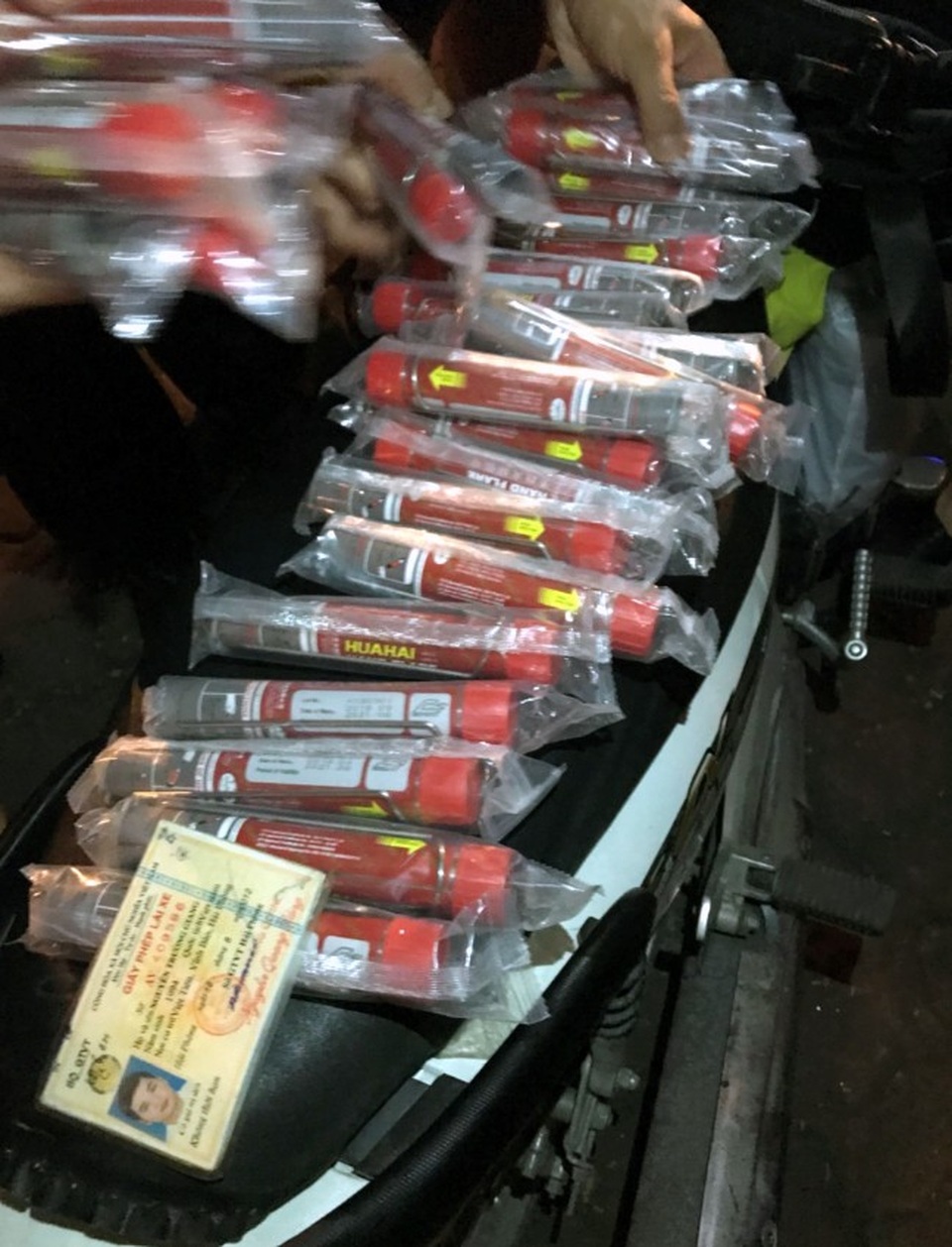 Hà Nội: Đôi nam nữ mang pháo sáng đi cổ vũ bóng đá - 2 Hà Nội: Đôi nam nữ mang pháo sáng đi cổ vũ bóng đá - 2