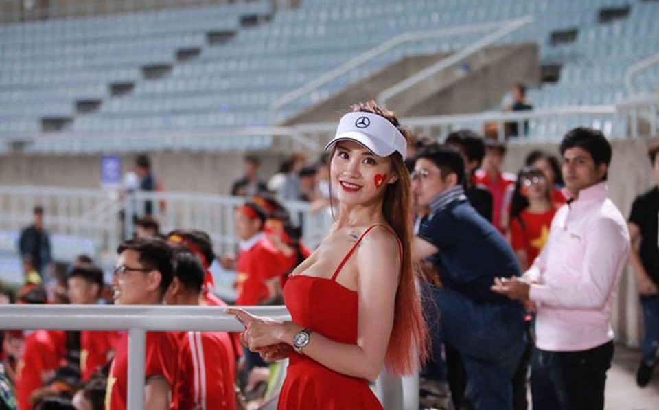 Nữ CĐV khiến dân mạng "săn lùng" vì quá sexy trên khán đài giờ ra sao? - 2
Cô nàng đến sân cổ vũ cho đội tuyển U20 Việt Nam trong trận đấu với U20 Honduras tại U20 World Cup vào giữa năm 2017.