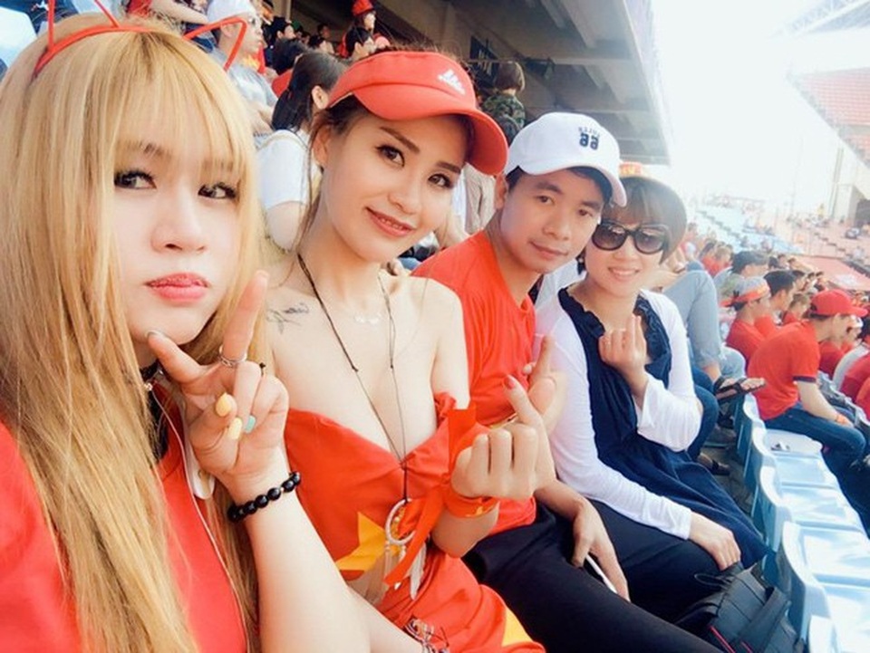 Nữ CĐV khiến dân mạng "săn lùng" vì quá sexy trên khán đài giờ ra sao? - 3
Hình ảnh cô nàng để lộ vài trần gợi cảm trên khán đài sân cỏ thu hút sự chú ý của đông đảo fan bóng đá Việt.