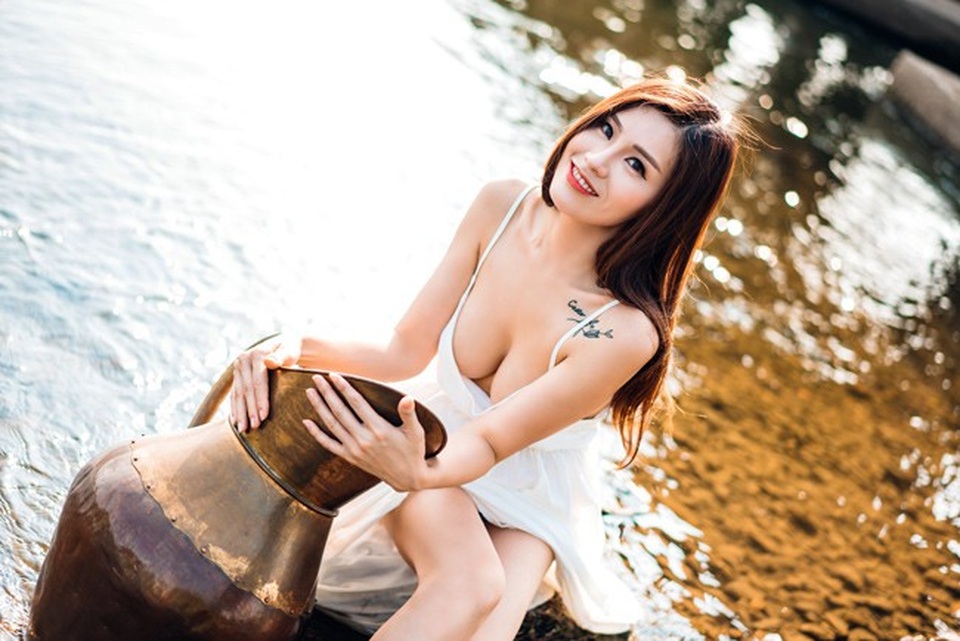 Nữ CĐV khiến dân mạng "săn lùng" vì quá sexy trên khán đài giờ ra sao? - 13
Cô theo đuổi phong cách gợi cảm và thường thực hiện những bộ ảnh nghệ thuật nóng bỏng thế này.