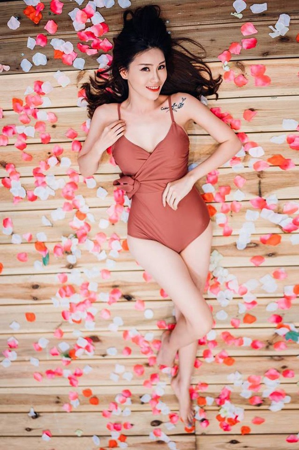 Nữ CĐV khiến dân mạng "săn lùng" vì quá sexy trên khán đài giờ ra sao? - 14
Thu Hương còn tham gia trình diễn áo dài Việt Nam trong một số sự kiện tại nơi mình sinh sống.