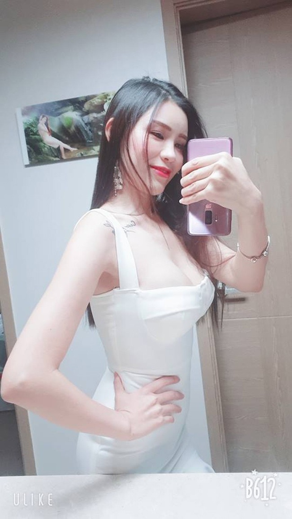 Nữ CĐV khiến dân mạng "săn lùng" vì quá sexy trên khán đài giờ ra sao? - 17
Bên cạnh đó, cô nàng cũng nhận phải nhiều bình luận chỉ trích khi diện váy cờ đỏ sao vàng đến cổ vũ bóng đá.