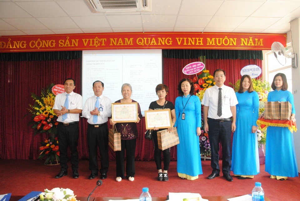 Hội nghị khách hàng EVN HANOI - Nơi lắng nghe và gắn kết - 4 Công ty Điện lực Hà Bà Trưng trao bằng khen cho đại diện các hộ gia đình tiết kiệm điện 2018