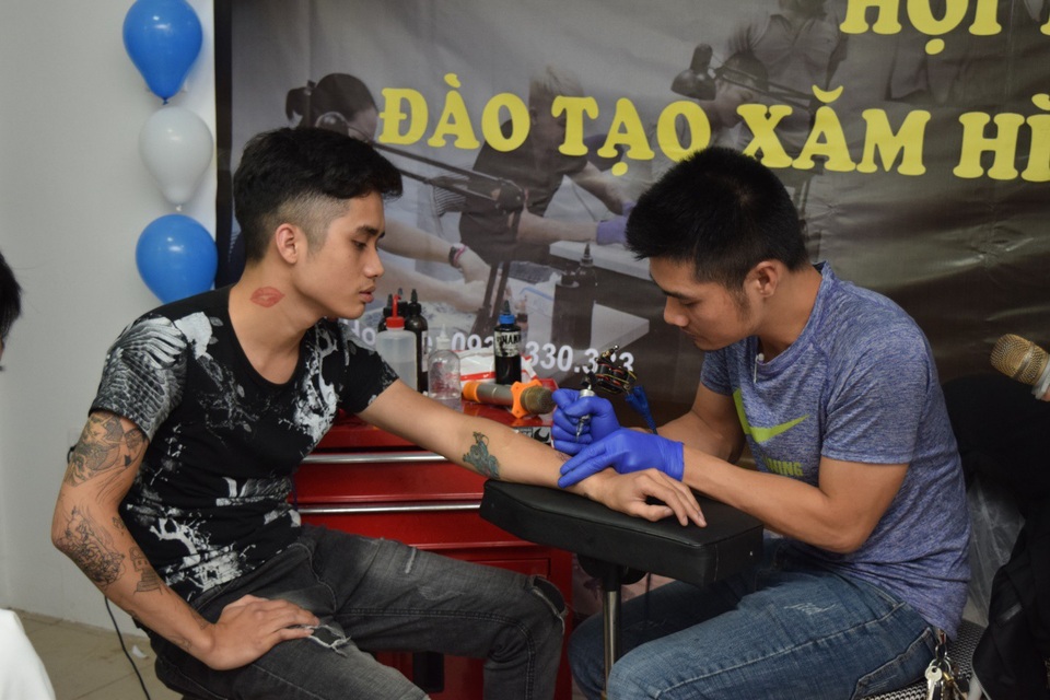 Muôn vàn khó khăn của những người “nghệ sĩ” trót đam mê nghệ thuật xăm hình - 5 Muôn vàn khó khăn của những người “nghệ sĩ” trót đam mê nghệ thuật xăm hình - 5