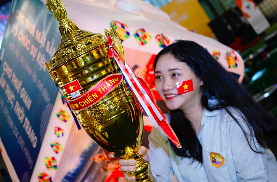 Phố đi bộ Nguyễn Huệ "nêm chặt" người, hàng ngàn CĐV chung niềm tin Việt Nam chiến thắng! - 11
Một số fan nữ đã chuẩn bị cờ, miếng dán quốc kỳ... kể cả một chiếc cúp vô địch để cổ vũ cho Tuyển Việt Nam.