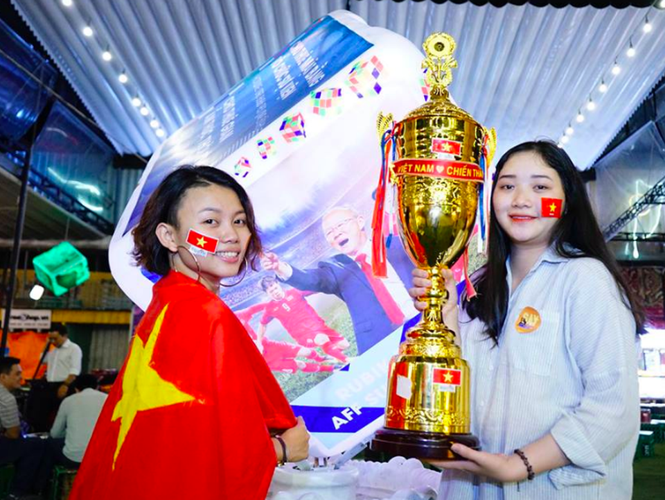 Phố đi bộ Nguyễn Huệ "nêm chặt" người, hàng ngàn CĐV chung niềm tin Việt Nam chiến thắng! - 12
Khối xí ngầu nằm ngay giữa trung tâm phiên chợ, nơi có màn hình lớn có in hình HLV Park các cổ động viên rất thích và tạo dáng chụp ảnh chiến thắng cùng ảnh của vị HLV Park