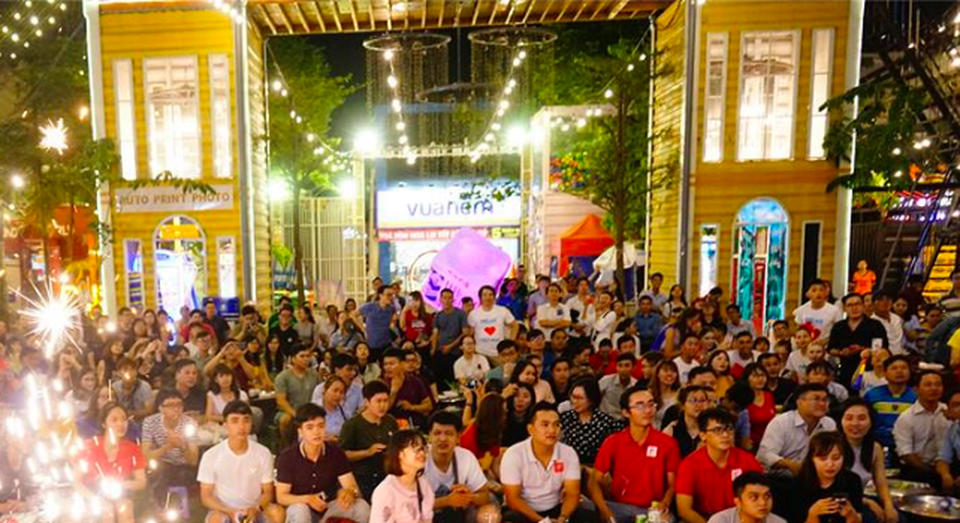 Phố đi bộ Nguyễn Huệ "nêm chặt" người, hàng ngàn CĐV chung niềm tin Việt Nam chiến thắng! - 14
CĐV Sài Gòn vững tin Tuyển Việt Nam chiến thắng