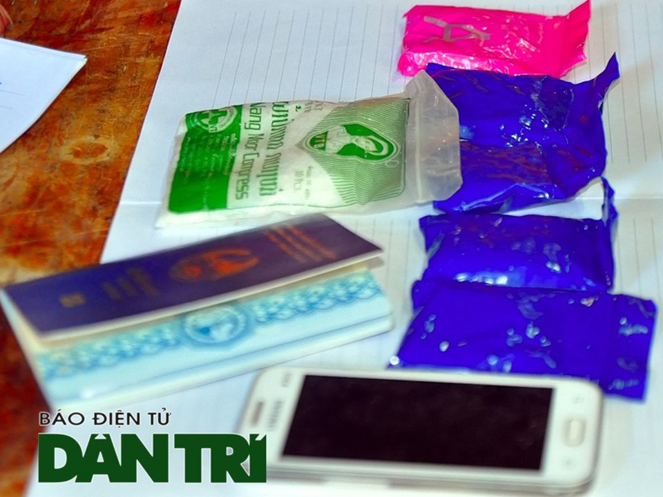 Bắt người đàn ông nước ngoài mang ma túy đá vào Việt Nam tiêu thụ - 2 Bắt người đàn ông nước ngoài mang ma túy đá vào Việt Nam tiêu thụ - 2