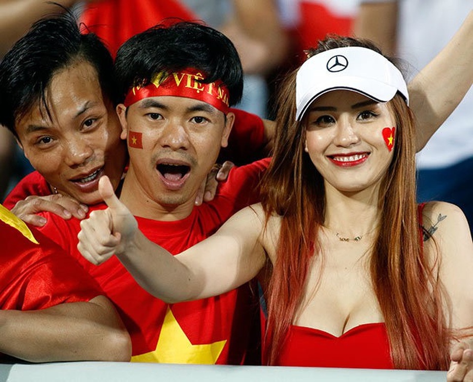 Nữ CĐV khiến dân mạng "săn lùng" vì quá sexy trên khán đài giờ ra sao? - 1
Cô gái này được xem là nữ CĐV Việt nổi tiếng nhất năm 2017 bởi những hình ảnh sexy trên khán đài được ống kính phóng viên ghi lại.