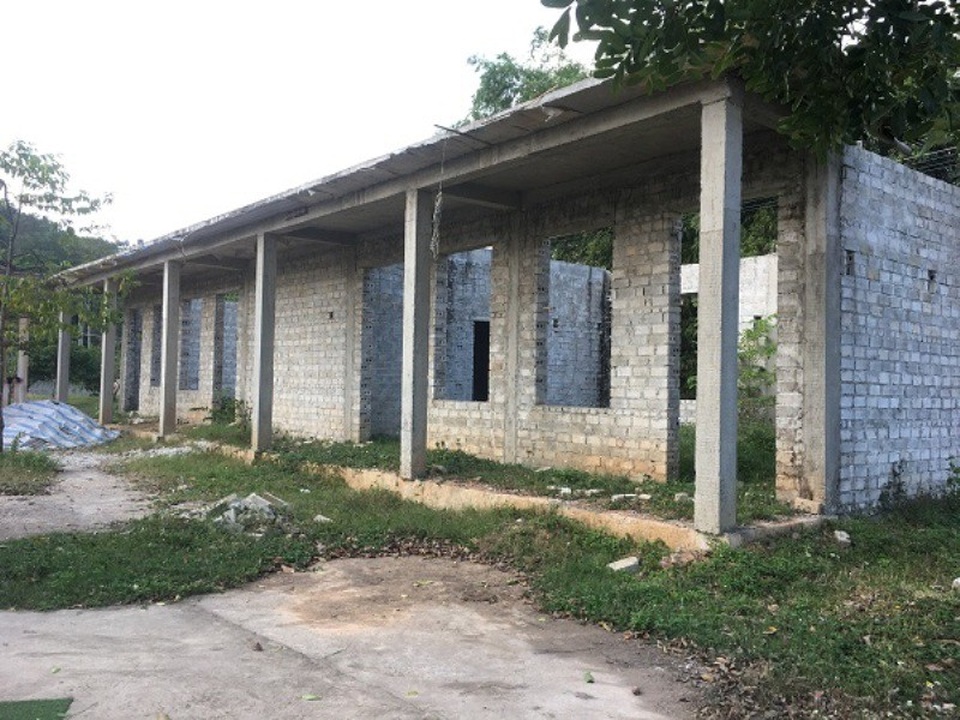 Công trình phòng học tiền tỷ xây dở dang rồi “đắp chiếu” - 2 Công trình xây dang dở rồi đắp chiếu hơn 1 năm qua.