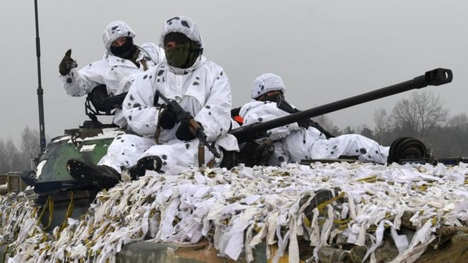 NATO “tiến thoái lưỡng nan” trong cuộc đối đầu Nga - Ukraine - 1
Quân đội Ukraine tập trận gần biên giới Nga hôm 3/12. (Ảnh: AFP)
