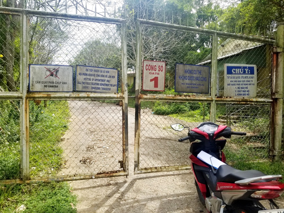Cảnh hoang tàn ở mỏ vàng một thời "lớn nhất nhì Đông Nam Á" - 1
Cổng chính vào mỏ vàng Bồng Miêu đóng cửa đã lâu.