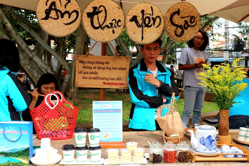 Lần đầu tiên tổ chức chợ phiên “thân thiện môi trường” - 8 Đến với chợ phiên, người dân có thể lựa chọn những nông sản hữu cơ hoặc nông sản quê của đất và người Hội An, hoặc có thể thưởng thức không gian ẩm thực tinh túy, sáng tạo…