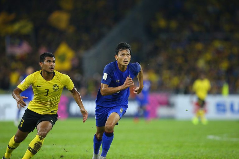 Đội hình tiêu biểu bán kết AFF Cup 2018: Việt Nam góp 4 cầu thủ - 2
Shahrul Saad (trái) đeo bám Adisak Kraisorn trong trận bán kết giữa Malaysia và Thái Lan