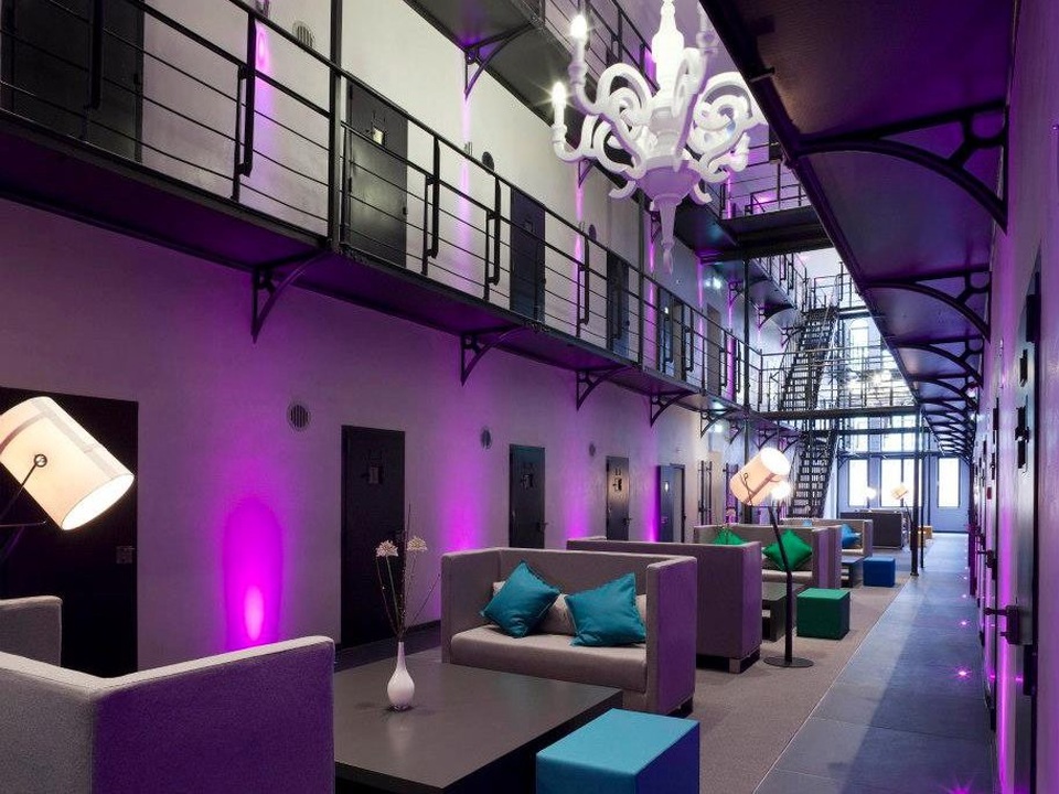 Nhà tù phải chuyển thành khách sạn sang trọng vì vắng bóng tù nhân - 2 Bên trong một nhà tù được thiết kế hoàn toàn mới, nhưng vẫn giữ cánh cửa các phòng giam cũ