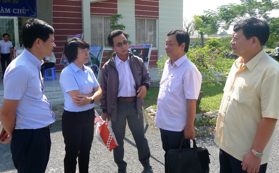 "XKLĐ cần hiểu là: Đi làm thuê, về làm chủ" - 4
Bí thư Tỉnh ủy Đồng Tháp Lê Minh Hoan (thứ 2, từ phải sang) trao đổi với thân nhân lao động đang đi làm việc tại Nhật Bản.