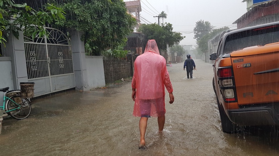 Nước bủa vây, thành phố Vinh "thất thủ" - 11
Người dân bỏ xe máy ngoài đường đi bộ vào nhà.