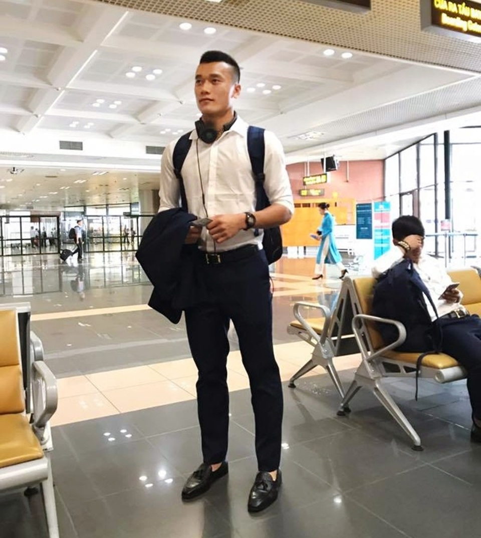 Khí chất ngời ngời của Bùi Tiến Dũng khi diện áo trắng, quần âu đóng thùng.