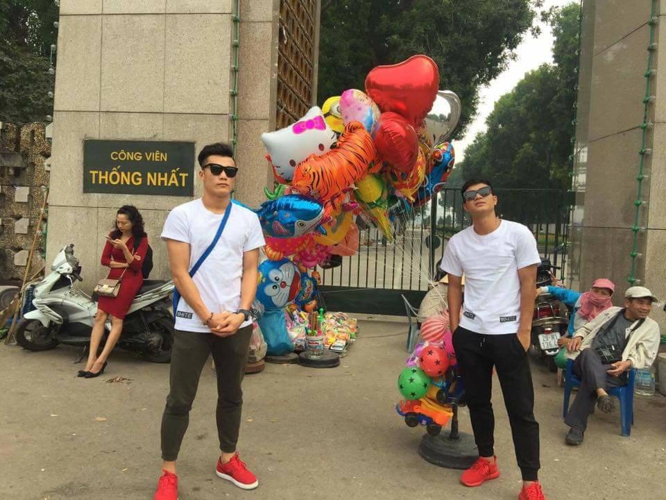 Anh chàng kết hợp áo phông và quần jogger kèm theo đôi giày sneaker. Không chỉ sở thích cá nhân, mà phong cách thời trang đời thường của “người hùng sân cỏ” cũng làm say lòng biết bao cô gái.