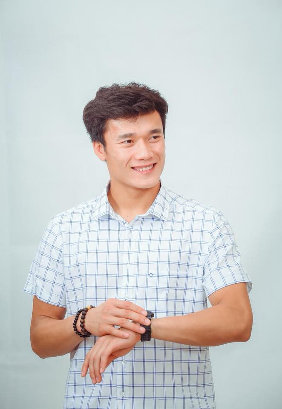 “Hình ảnh mình gắn liền với bộ đồ thể thao và trái bóng tròn, không thì cũng toàn mặc style thể thao, nên đôi khi sơ mi quần âu đổi gió lại thấy lạ lạ”, Bùi Tiến Dũng chia sẻ.