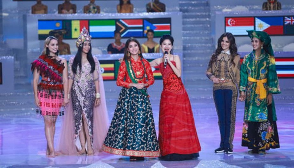 
Tiểu Vy ngoài cùng bên phải
