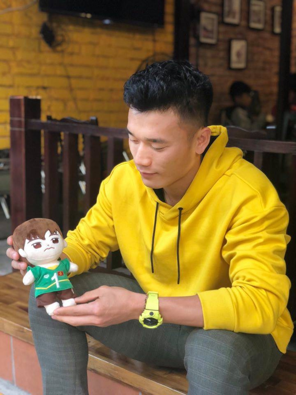 Mặc áo hoodie gam màu vàng, Bùi Tiến Dũng trẻ trung, năng động. Anh kết hợp cùng đồng hồ màu vàng chanh vô cùng năng động.