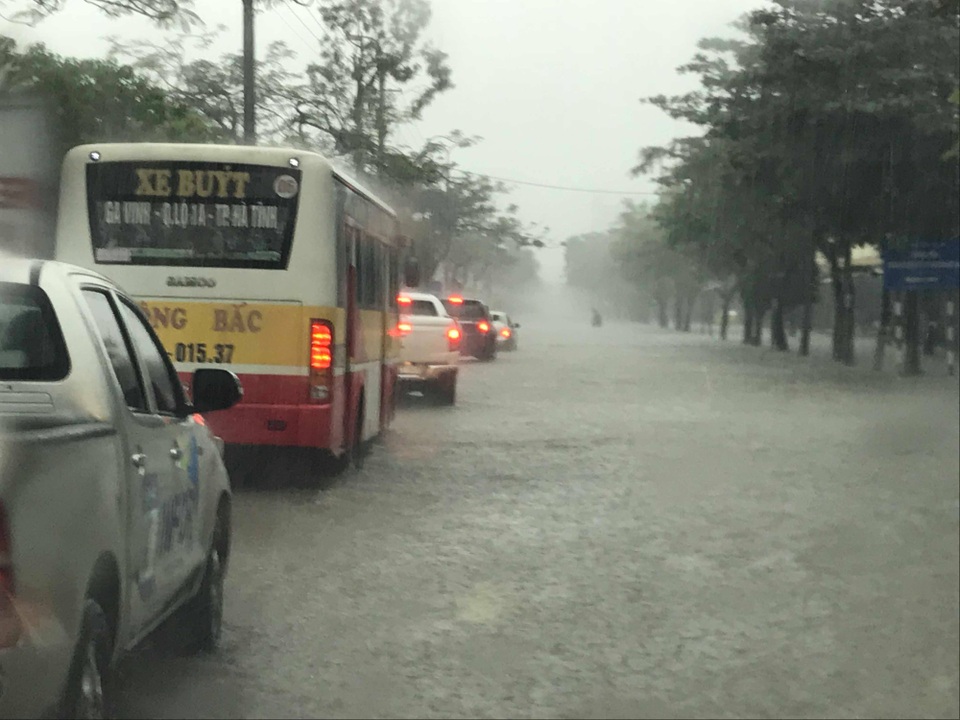 Nước bủa vây, thành phố Vinh "thất thủ" - 4 Đường Phan Bội Châu ách tắc do nước ngập sâu.