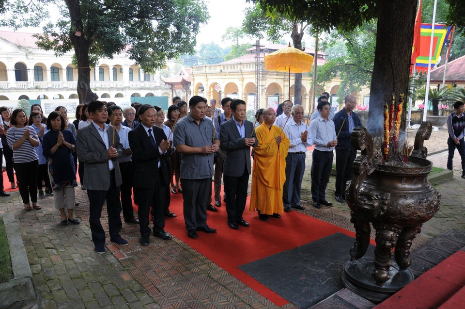 “Từ Hoàng cung triều Trần đến Thánh địa Trúc Lâm, hành trình từ bậc Quân vương đến đức Phật Hoàng” - 3 Các đại biểu dự lễ dâng hương tại Thềm rồng Điện Kính Thiên - Hoàng thành Thăng Long.
