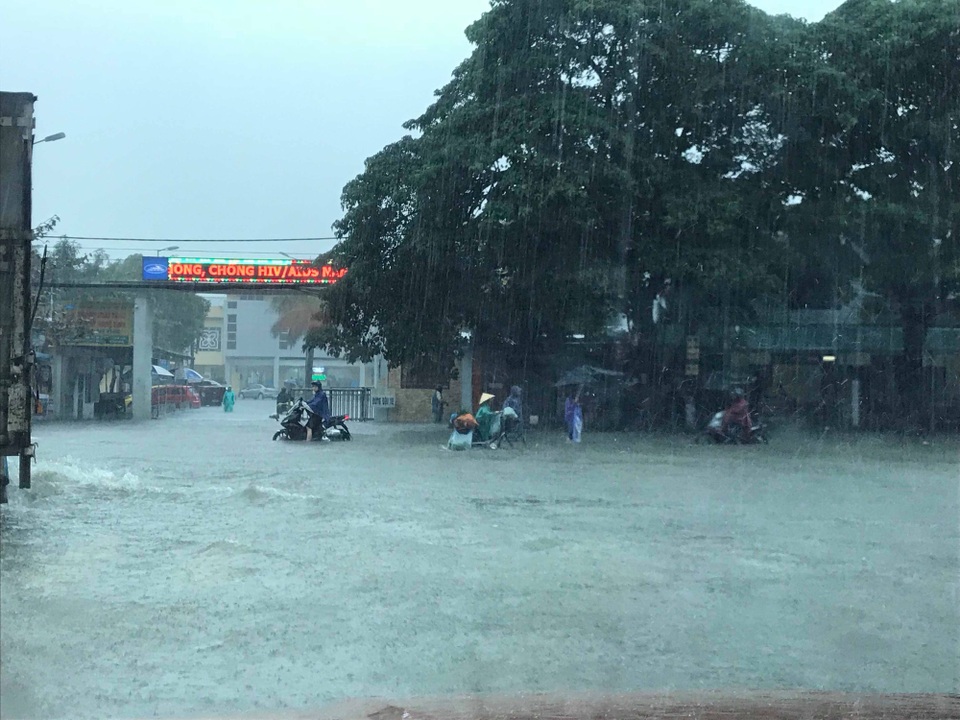 Nước bủa vây, thành phố Vinh "thất thủ" - 5 Khu vực đường Lệ Ninh giao với đường Trường Chinh nước ngập sâu hơn 50cm.