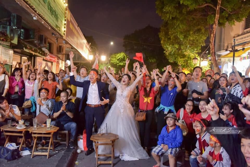 Cặp đôi “hoãn” chụp ảnh cưới, đi “bão” mừng chiến thắng của đội tuyển Việt Nam - 4 Khoảnh khắc ấn tượng khi cô dâu, chú rể quyết định bỏ chụp ảnh cưới cổ vũ đội tuyển Việt Nam