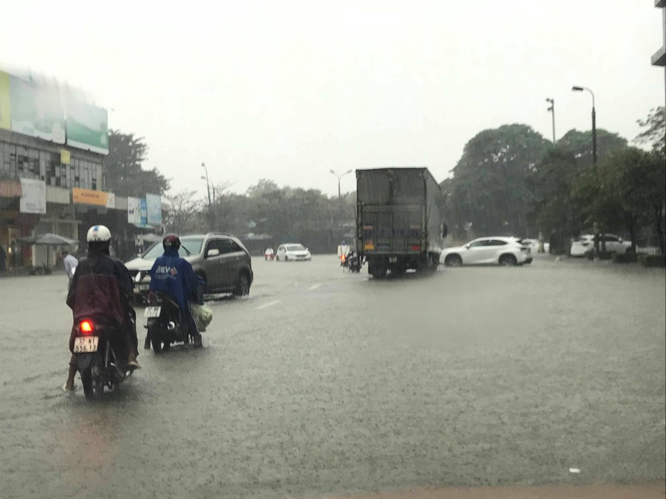Nước bủa vây, thành phố Vinh "thất thủ" - 10 Nước bủa vây, thành phố Vinh "thất thủ" - 10