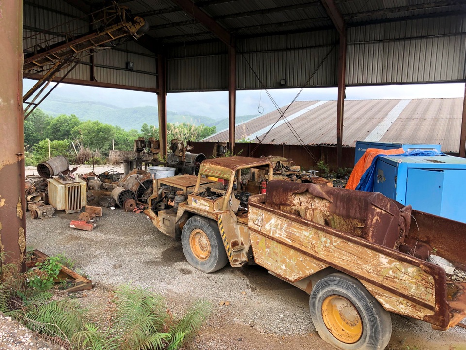 Cảnh hoang tàn ở mỏ vàng một thời "lớn nhất nhì Đông Nam Á" - 6
Máy móc, phương tiện hư hỏng thành đống sắt vụn.
