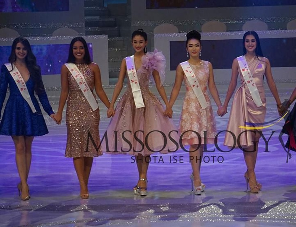 
Tiểu Vy (ngoài cùng bên phải) dừng chân ở Top 30
