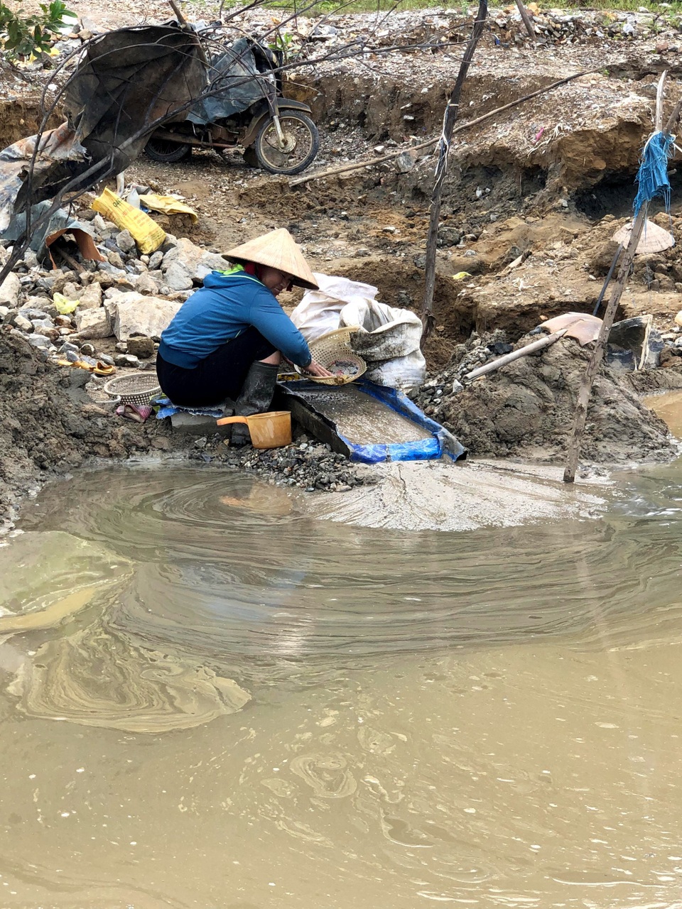 Cảnh hoang tàn ở mỏ vàng một thời "lớn nhất nhì Đông Nam Á" - 8 Người dân địa phương hàng ngày vẫn vào khu vực mỏ vàng đãi quặng