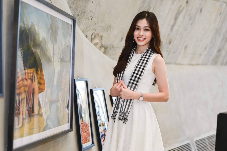 Á hậu Phương Nga từng bị bạn “chê” vì kém tiếng Anh - 1 Phương Nga giản dị với đầm trắng tinh khôi xuất hiện tại Bảo tàng Thế giới cà phê trong buổi giao lưu.