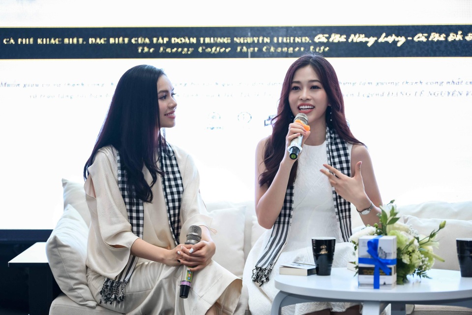 Á hậu Phương Nga từng bị bạn “chê” vì kém tiếng Anh - 5 Phương Nga và Hoàng My chia sẻ với giới trẻ khá nhiều câu chuyện của bản thân.