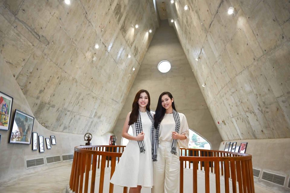 Á hậu Phương Nga từng bị bạn “chê” vì kém tiếng Anh - 2 Á hậu Phương Nga từng bị bạn “chê” vì kém tiếng Anh - 2