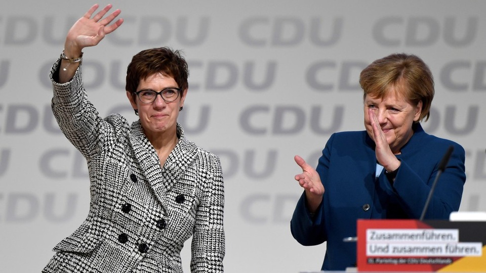 Lộ diện gương mặt tiếp quản “ghế nóng” của Thủ tướng Đức Merkel - 1 Bà Annegret Kramp-Karrenbauer (trái), và Thủ tướng Đức Angela Merkel (Ảnh: Reuters)