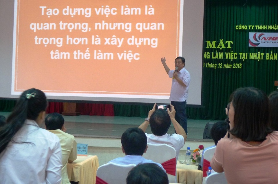 "XKLĐ cần hiểu là: Đi làm thuê, về làm chủ" - 3
Ông Lê Minh Hoan - Bí thư Tỉnh ủy Đồng Tháp cho rằng: Tạo dựng việc làm là quan trọng, nhưng quan trọng hơn là xây dựng tâm thế làm việc.
