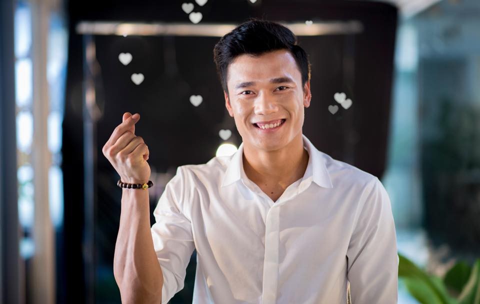 Bùi Tiến Dũng cũng đốn tim chị em khi diện sơ mi trắng chuẩn soái ca.