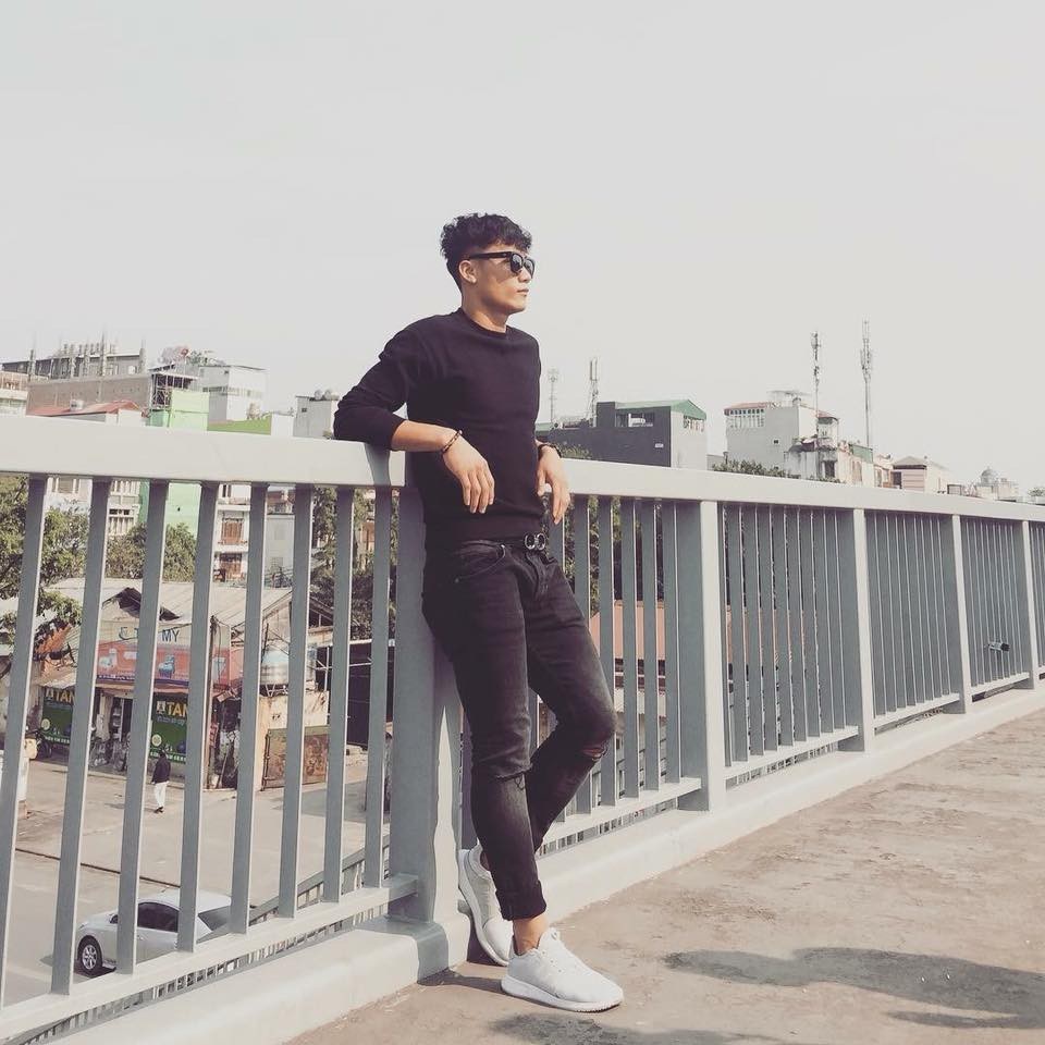 Sở hữu body với 6 múi đẹp chuẩn không cần chỉnh, Bùi Tiến Dũng chỉ mặc đồ đơn giản đã đẹp như model.