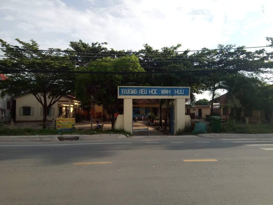 Long An: Học sinh lớp 1 bị cô giáo đánh bầm người - 2
Trường Tiểu học Bình Hữu, huyện Đức Hòa, Long An - nơi xảy ra vụ việc.