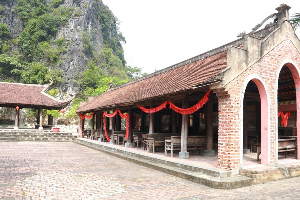 Độc đáo đình làng 150 năm ở khu làng Việt cổ - Cố Viên Lầu - 9 Tả môn và Hữu môn nằm hai bên, Đình chính nằm ở giữa tạo nên một không gian đình làng thoáng đãng. Khi được dựng lại ở Cố Viên Lầu, đình làng Thanh Liêm vẫn giữ nguyên những gì vốn có để du khách khi đến tham quan cũng như đang được lạc vào ngôi đình làng cổ vốn có từ hơn 100 năm trước.