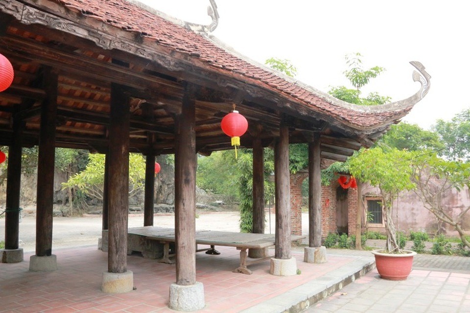 Độc đáo đình làng 150 năm ở khu làng Việt cổ - Cố Viên Lầu - 4 Đình làng có lối kiến trúc hiên tiền xung quanh. Quần thể đình gồm: Đình chính, Tả môn, Hữu môn và có sân đình rộng lớn. Đình làm bằng gỗ lim, lợp ngói vảy cá, đình chính có mái cong vút.