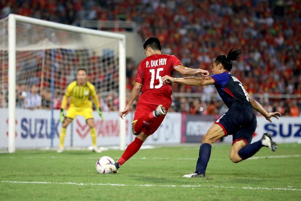 Đội hình tiêu biểu bán kết AFF Cup 2018: Việt Nam góp 4 cầu thủ - 3
Đức Huy (trái) mang tới sự cân bằng cho tuyến giữa của đội tuyển Việt Nam
