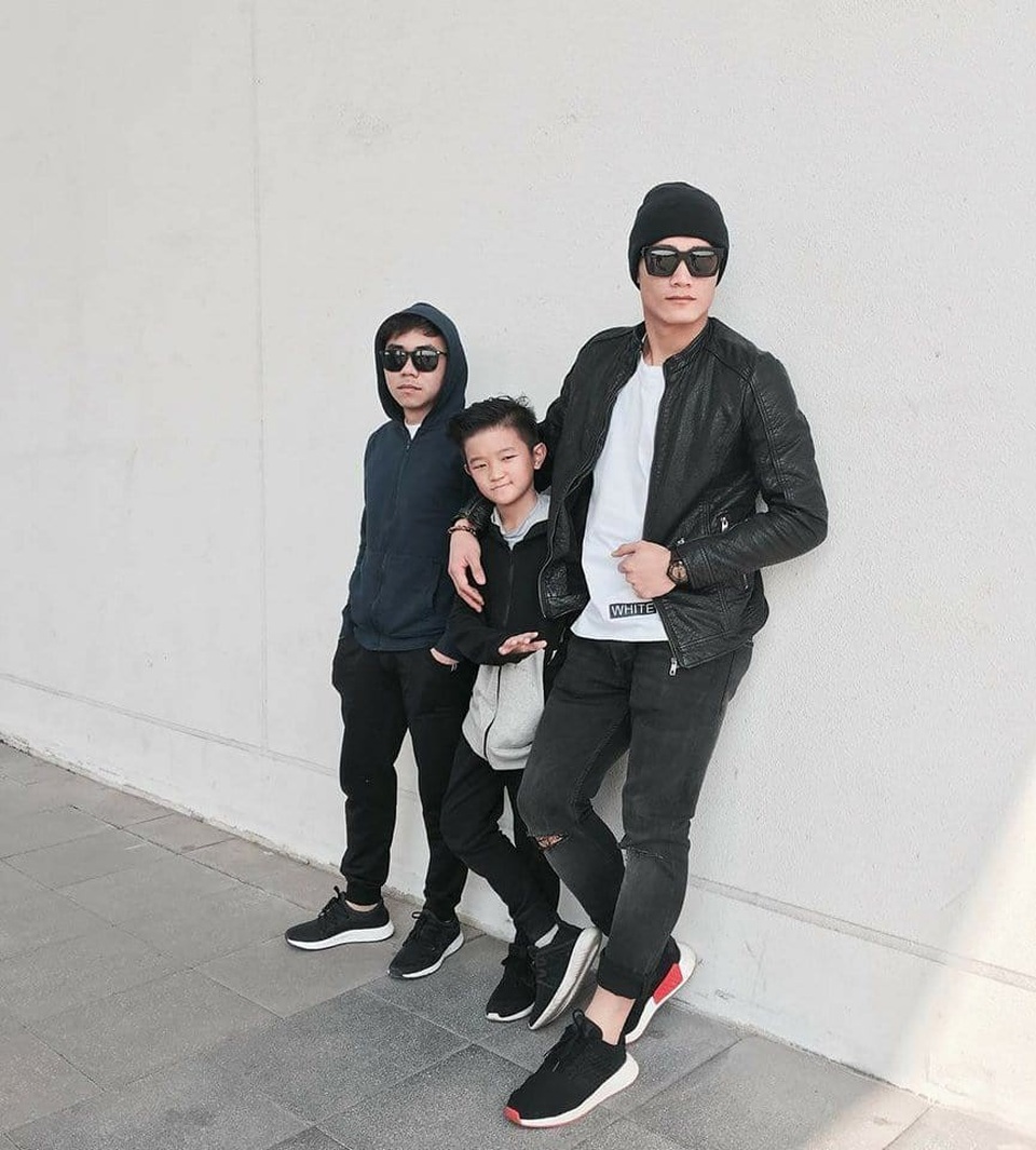 Mix đồ với jacket da và jeans anh chàng Tiến Dũng chất lừ, cuốn hút.