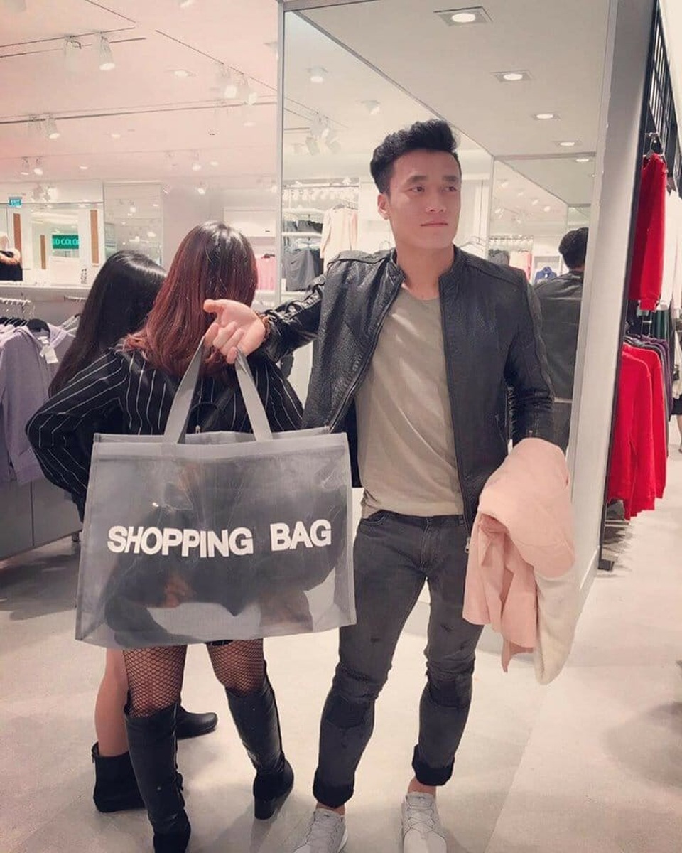 Bùi Tiến Dũng cũng chỉ đơn giản lựa chọn áo phông trơn kết hợp cùng áo da để tăng vẻ lịch lãm cho set đồ.