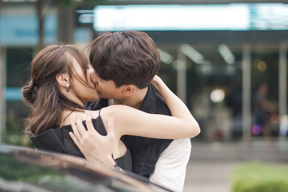Lan Ngọc bật mí hậu trường khi đóng cảnh nóng cùng người mẫu Lê Xuân Tiền - 6 Ninh Dương Lan Ngọc có cảnh hôn môi táo bạo cùng người mẫu Lê Xuân Tiền