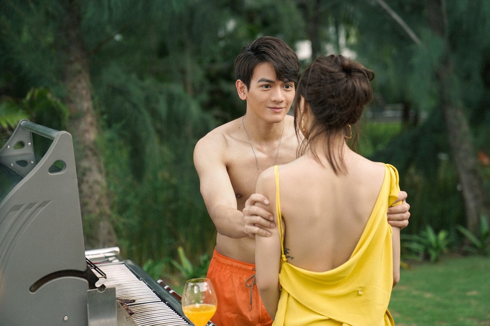 Lan Ngọc bật mí hậu trường khi đóng cảnh nóng cùng người mẫu Lê Xuân Tiền - 5 Nói về bạn diễn Lê Xuân Tiền, Lan Ngọc cho biết mặc dù lần đầu lấn sân điện ảnh nhưng nam người mẫu rất có khiếu và chịu khó. Cả hai phải gọi nhau là chị em để có thể dễ dàng nhập vai trong phim.